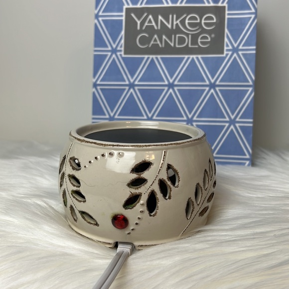 Yankee Candle Electric Leaf and Berry Tart or Candle Warmer Ivory with light - Picture 5 of 11
